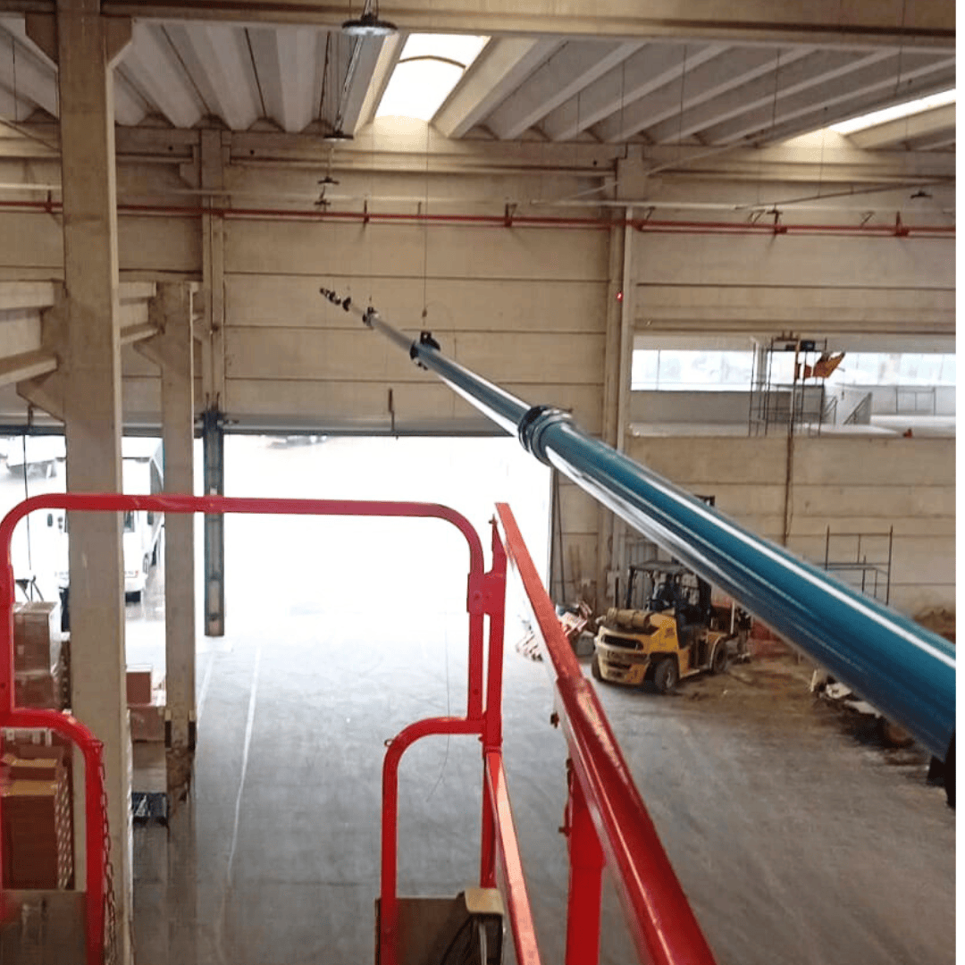 Detalhe de conexões e tubulação de rede de ar comprimido em alumínio para indústria