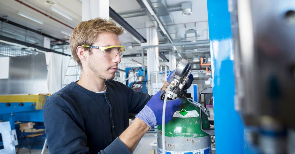 Técnico especializado manuseia válvulas de cilindro para estender a vida útil do compressor.